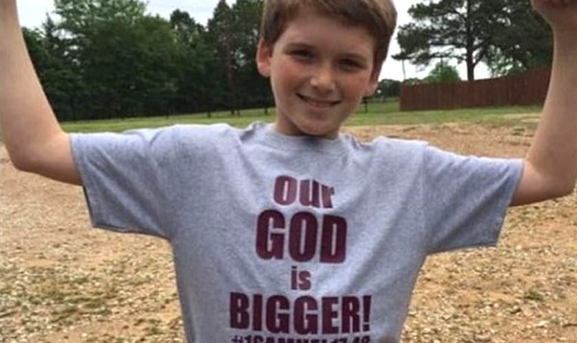 Os pais dos alunos iniciaram uma campanha de camisetas com a frase “Nosso Deus é Maior”, em protesto contra a retirada do versículo do site do colégio. (Foto: Reprodução/Larry Rosenberg)