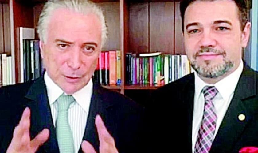 Vice-presidente Michel Temer (à esquerda) ao lado do deputado federal pastor Marco Feliciano (à direita), durante gravação de vídeo. (Imagem: Facebook)