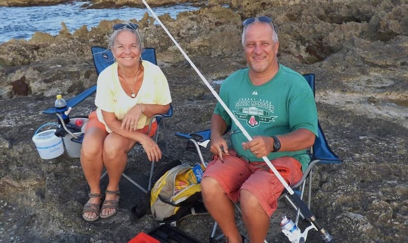 Teri Nichols (à esquerda) e seu marido, o missionário Harold Nichols (à direita), brutalmente assassinado na Jamaica. (Foto: Facebook)