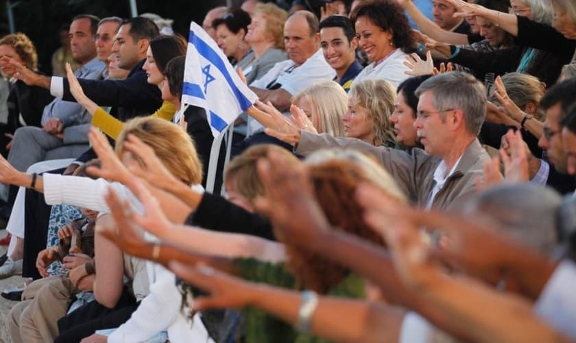 Evangélicos são clicados orando por Israel, em Jerusalém. (Foto: Tomer Appelbaum)