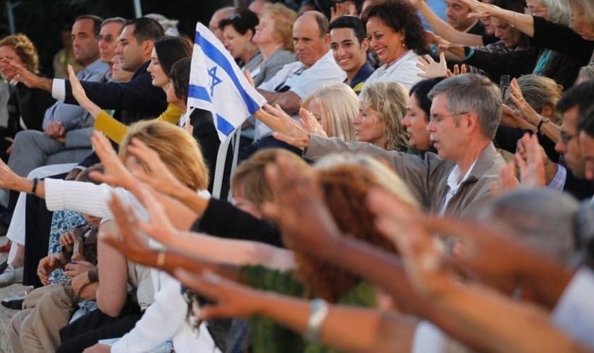 Evangélicos são clicados orando por Israel, em Jerusalém. (Foto: Tomer Appelbaum)
