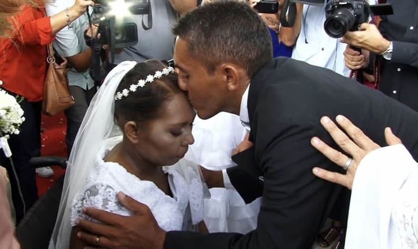 A cerimônia acabou envolvendo toda a equipe que faz seu acompanhamento. (Foto: Site Miséria)