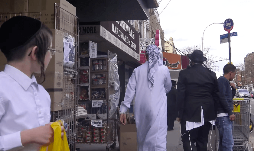 Para confrontar a divisão que existe entre os dois povos, uma dupla divulgou gravou um experimento social nos EUA. (Foto: Reprodução/Youtube)