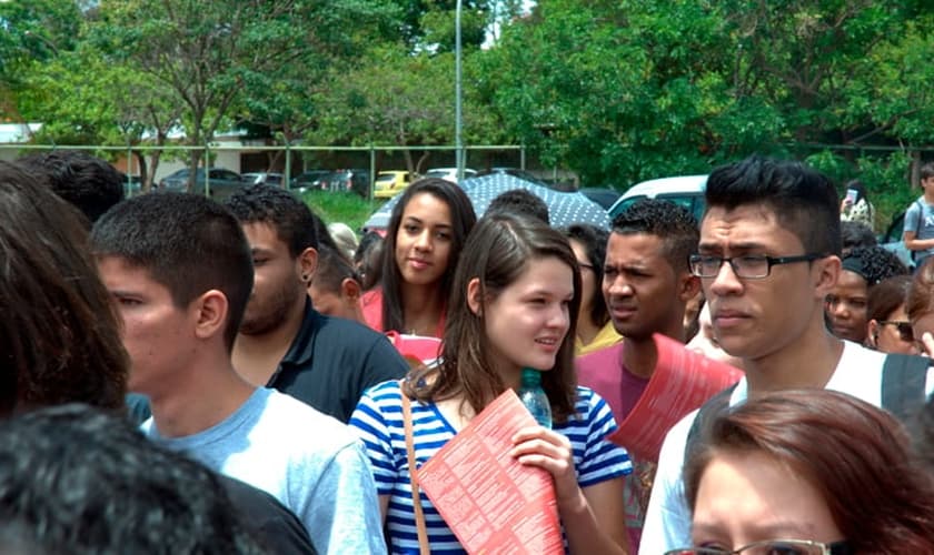 esmo iniciando o exame mais tarde, os sabatistas chegam aos locais de prova no mesmo horário que os demais candidatos. (Foto: MEC).