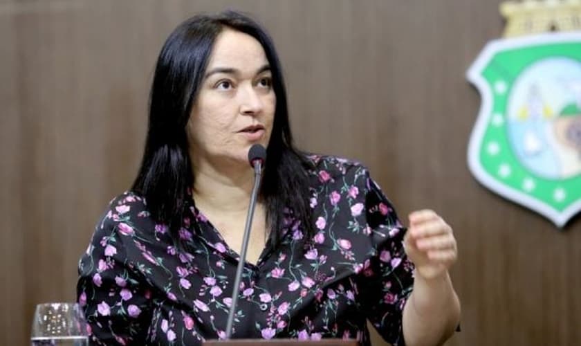 Ela, que também é pastora, apresentou diversas emendas retirando os termos da proposta. (Máximo Moura / AL-CE).
