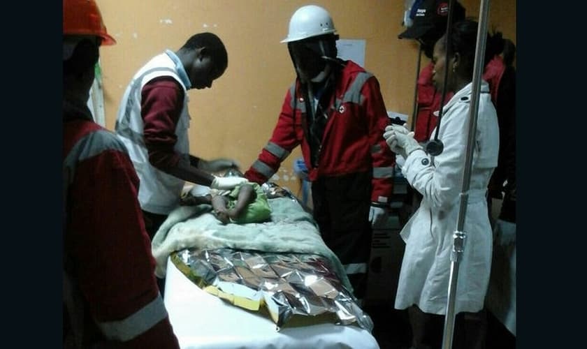 Bebê recebe tratamento médico, após ser resgatada de um desabamento em Nairóbi. (Foto: CNN)