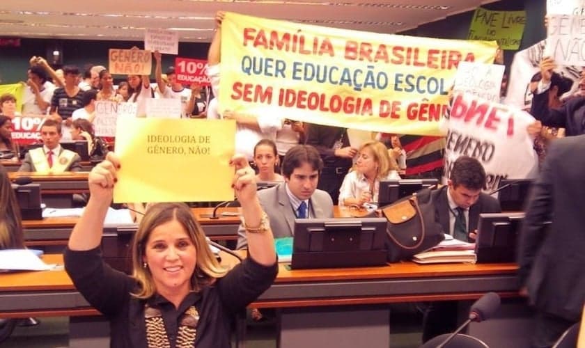 Marisa Lobo (à frente) protesta contra a ideologia de gênero em sessão da Câmara. (Foto: Arquivo Pessoal)