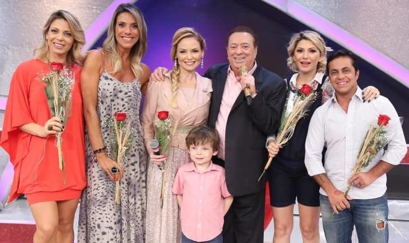 Bianca Toledo (ao meio) com as mulheres que participam do quadro "Elas Querem Saber" e o apresentador Raul Gil. (Foto: PortalVerTube)