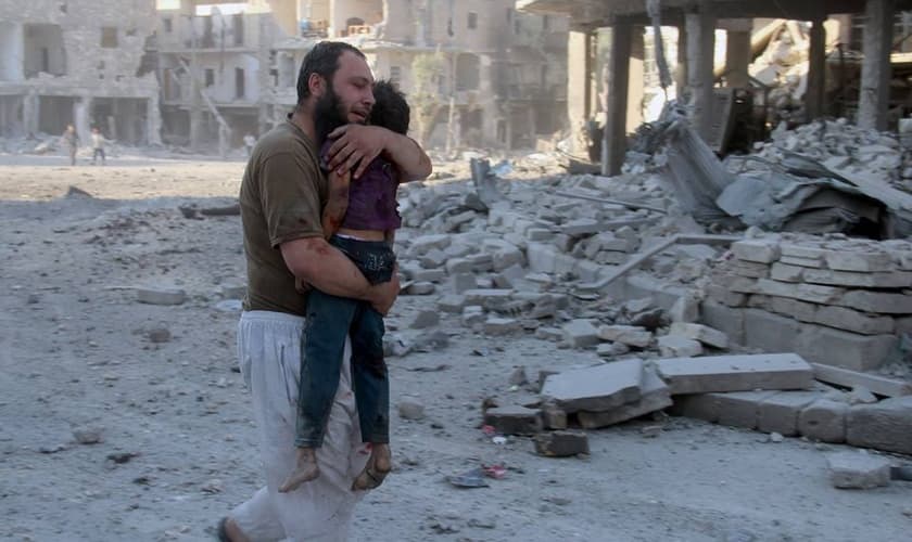 Bombardeios contra Aleppo atingiram hospitais, casas e centenas de civis, no dia 30 de abril. (Foto: Reuters)