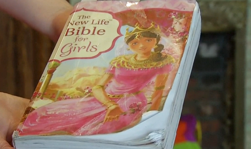 Brionna, de 9 anos, foi impedida de ler a Bíblia durante a leitura livre, depois de finalizar uma tarefa. (Foto: Reprodução/WKYC)