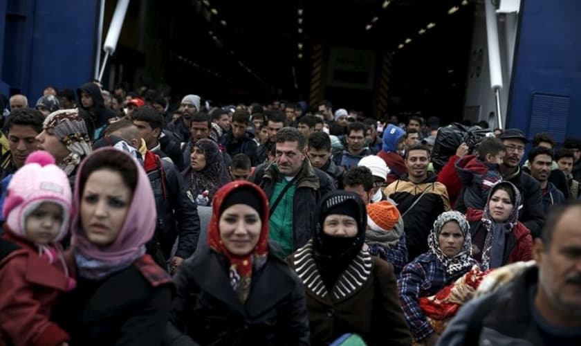 Refugiados sírios chegam a bordo de uma balsa de passageiros ao porto de Pireu, em Atenas, Grécia, no dia 29 de outubro de 2015. (Foto: Reuters)