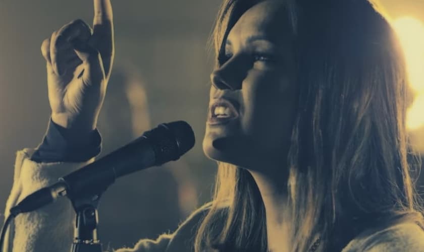 O álbum Paz é o sexto título da cantora que não lançava um álbum de inéditas há quatro anos. (Foto: Reprodução / YouTube).