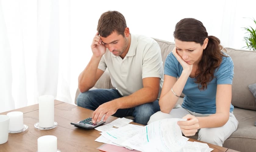 Coloque na ponta do lápis quanto está devendo, quais contas não estão sendo pagas e quanto de juros que se somam a cada mês.