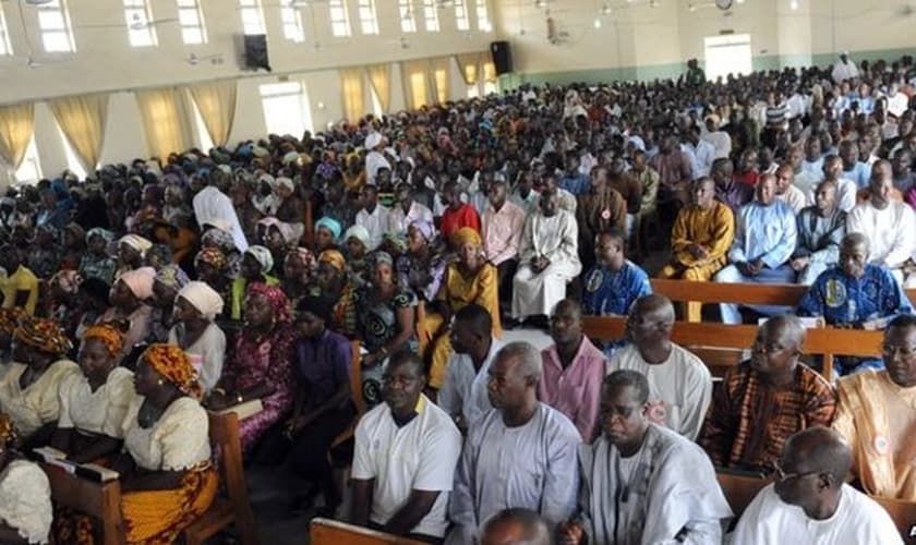 Cristãos participam de culto na Nigéria. (Foto: BBC)