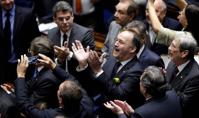 Favoráveis ao impeachment, senadores aplaudem resultado da votação. (Foto: Ueslei Marcelino / Reuters)