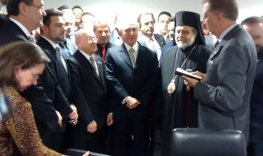 Deputado João Campos lê a Bíblia durante momento realizado pela bancada evangélica, logo após posse do presidente Michel Temer. (Foto: Facebook)