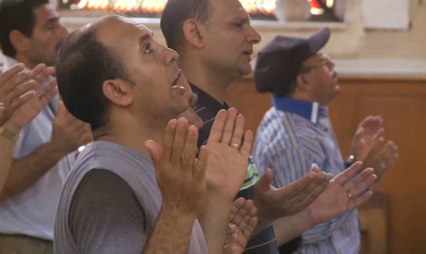 Cristãos participam de culto em igreja no Egito. (Imagem: captura de tela / CNN)