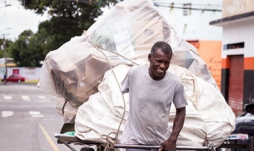 Durante a semana, Ezequiel trabalha como catador de lixo para reciclagem. (Foto: Jessica Costa/Folhapress)