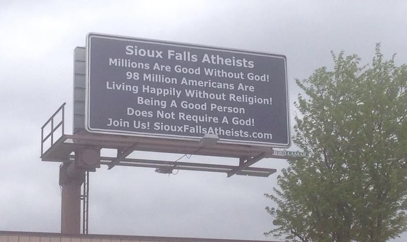 Anúncio financiado por líder ateu diz: "98 milhões de americanos estão vivendo felizes sem religião. Ser uma pessoa não está ligado a um deus". (Foto:  KSFY)