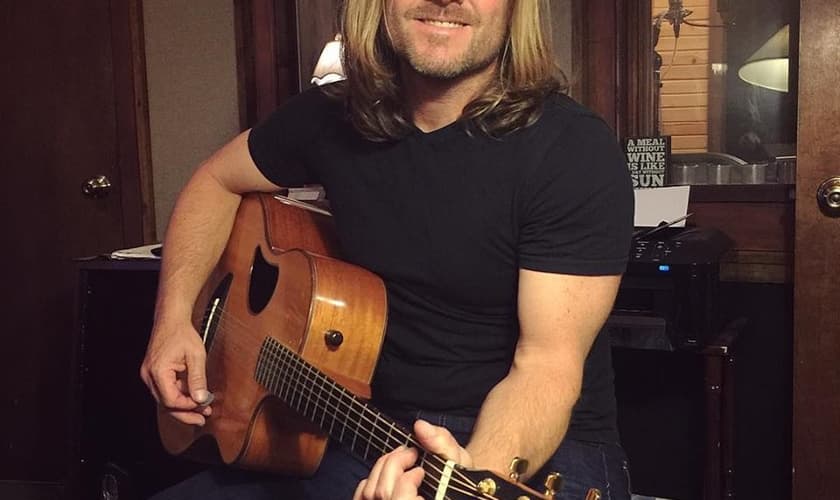 Depois de ser expulso da casa de um traficante e morar nas ruas dos Estados Unidos, ele clamou a Deus e conseguiu ver os estilhaços de sua vida sendo recompostos. (Foto: Reprodução/Facebook)