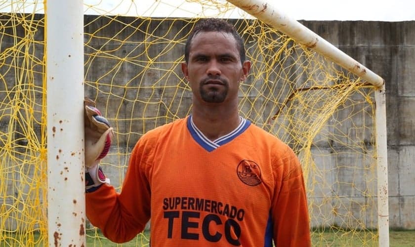 Bruno aproveita o campo da Apac para continuar treinando como goleiro. (Foto: Globo Esporte)