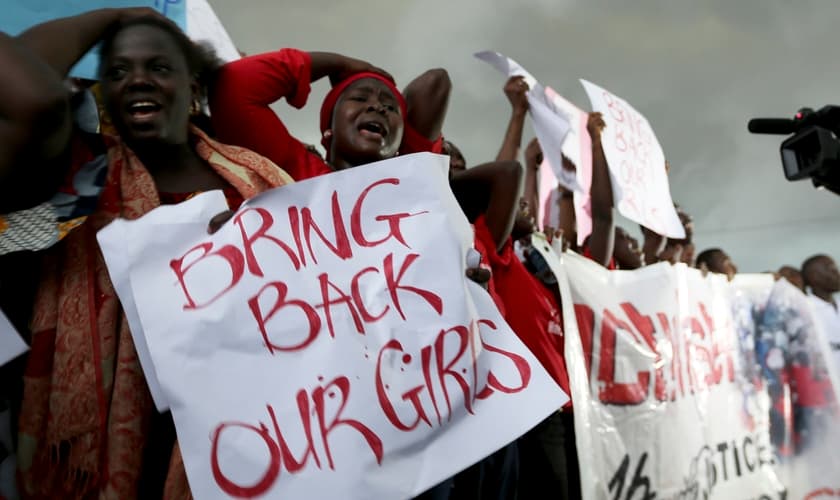 Familiares choram em manifestação, clamando pelo resgate das meninas de Chibok. (Foto: Huffington Post)