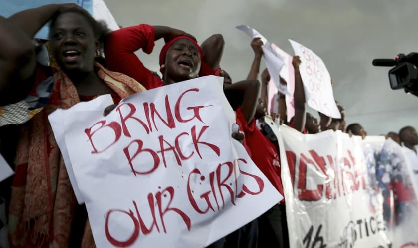 Familiares choram em manifestação, clamando pelo resgate das meninas de Chibok. (Foto: Huffington Post)