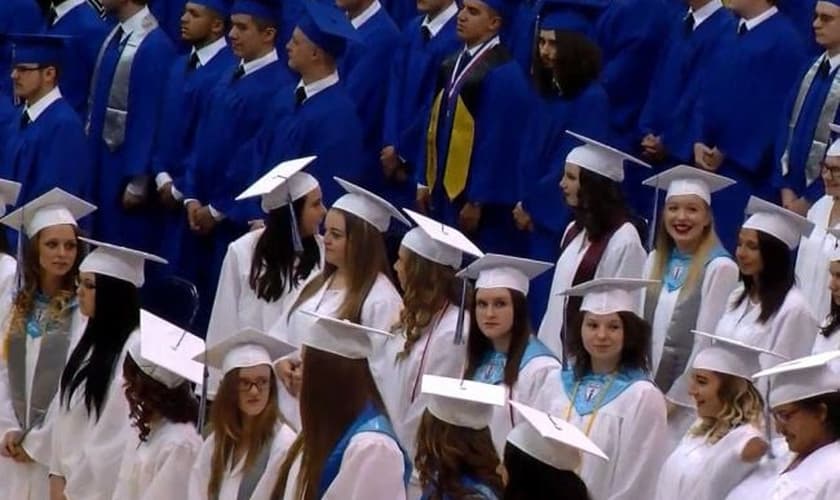 Alunos da escola 'East Liverpool' durante cerimônia de formatura. (Foto: NBC)