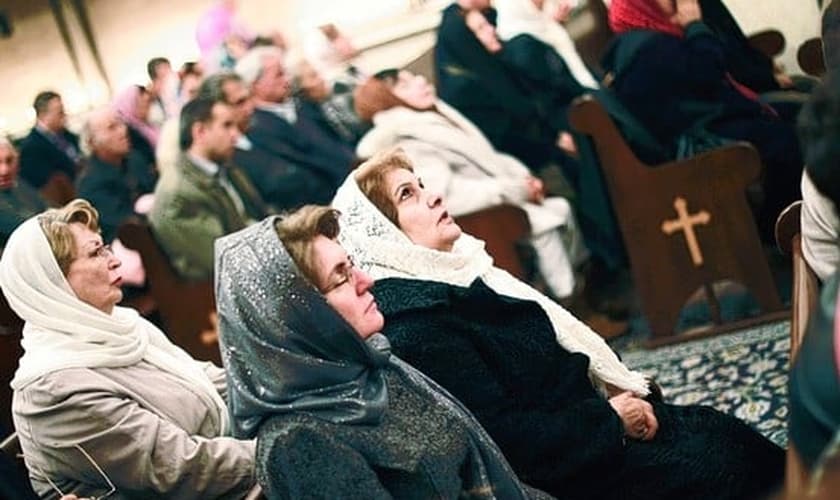 Cristãos participam de culto em igreja iraniana. (Foto: Asia News)