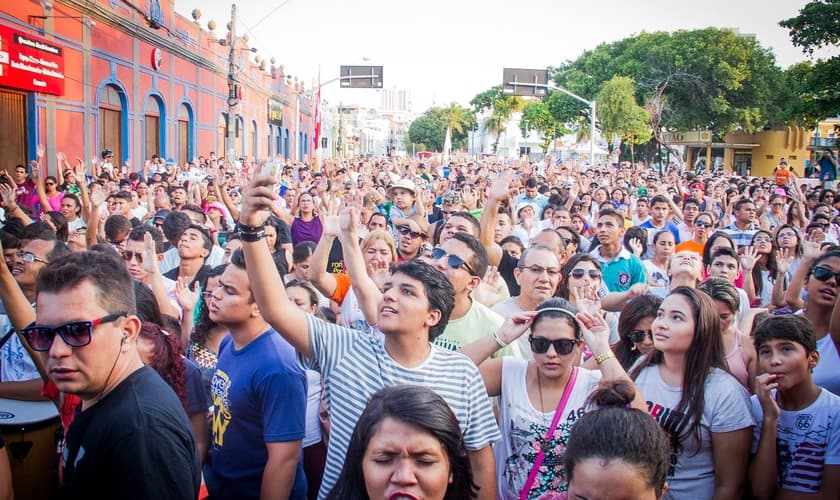 A caminhada conta com paradas para orações em lugares específicos. (Foto: Alexandre Lutz).