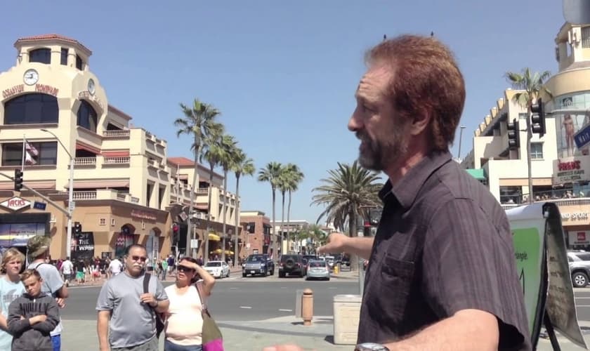 Ray Comfort é evangelista e cientista criacionista, apresentador do programa de TV "O Caminho do Mestre". (Imagem: Youtube)