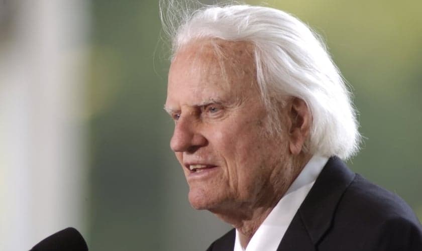 Billy Graham é um dos mais conhecidos evangelistas da atualidade. Aos 97 anos, o pastor continua escrevendo artigos e compartilhando do Evangelho com o apoio de sua equipe ministerial. (Foto: Christian Post)