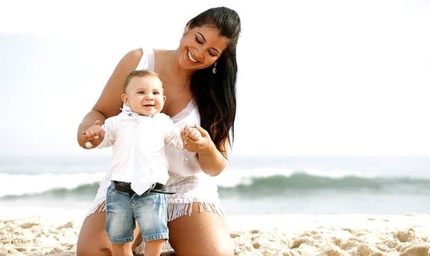 Priscila Pires posa com o filho Gabriel, que hoje tem 4 anos de idade. (Foto: Marcos Serra Lima)