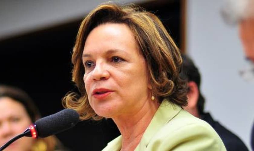 Fátima Lucia Pelaes será oficialmente nomeada pela gestão Temer como a Secretária de Mulheres, mas já participou de um evento ao lado do novo presidente em exercício. (Foto: Pinterest)