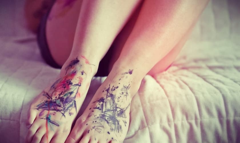 Enquanto uma linha teológica defende a prática, outra aponta que as marcas no corpo são antibíblicas. (Foto: Reprodução)