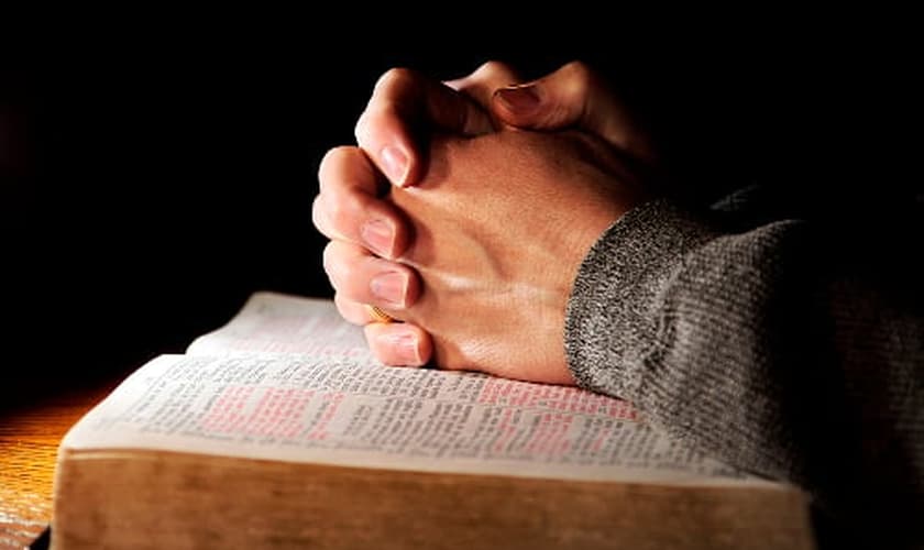 Mãos sobre a Bíblia Sagrada. (Foto: A Biblia)