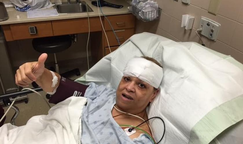 Pastora Yolande Palmore já recebeu alta do hospital e está esperando liberação médica para pegar o voo de volta para o Texas. (Foto: Facebook)