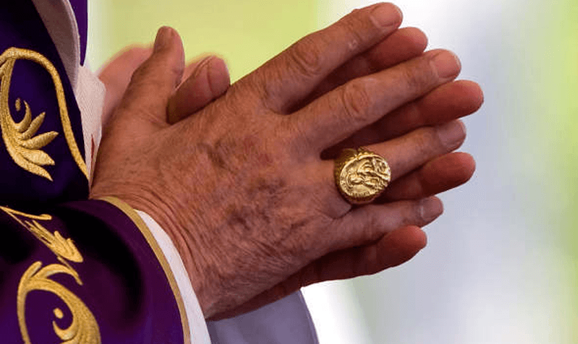 Entre estes circula uma suposta unção apostólica moderna, a qual transformaria alguns seres humano em algo muito parecido com Jesus. Um ser inerrante e distribuidor de diversas emanações divinas às quais chama de unções.