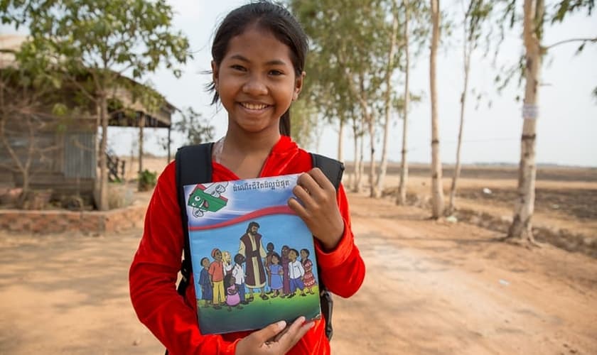 Thida relata que a decisão de entregar a vida para Jesus mudou também a relação dela com seus pais. (Foto: Samaritan Purse).