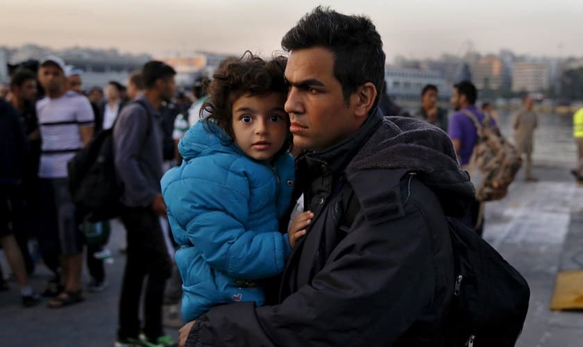 Refugiados sírios desembarcando no porto de Pireu, próximo à Atenas, na Grécia. (Foto: Reuters / Yannis Behrakis)