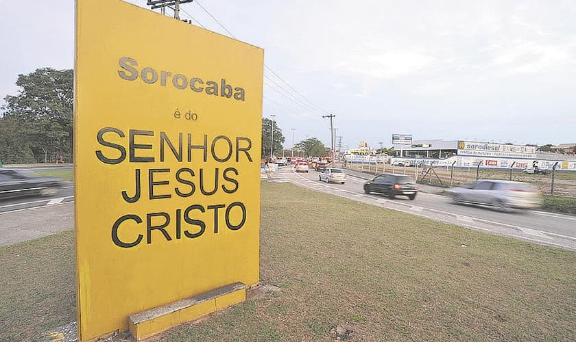O totem foi instalado em 2006, na entrada da cidade pela rodovia Senador José Ermírio de Moraes, também conhecida como 'Castelinho'. (Foto: G1)