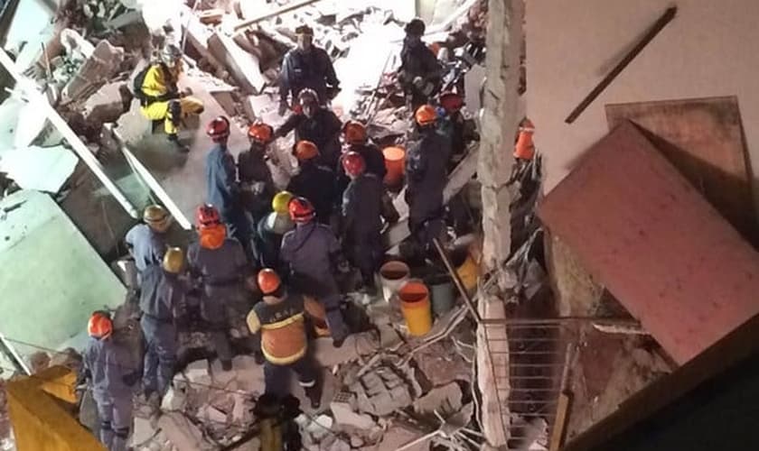 O Corpo de Bombeiros continua trabalhando para localizar e resgatar Vanda Maria Martins, de 54 anos, que ainda está soterrada.