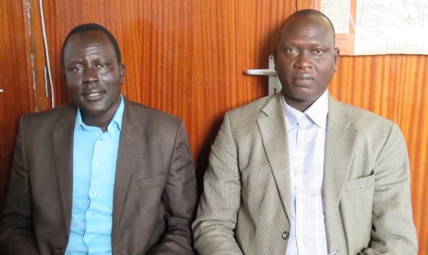 Os pastores Peter Yen e Michael Yat ajudaram a trazer alguns companheiros de prisão à fé em Jesus Cristo. (Foto: Missão Portas Abertas)