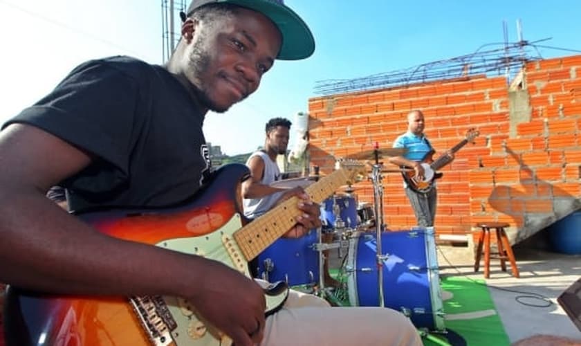 Vinicius Coelho - ou “Vini King”, como também é chamado fazendo referência a BB King, é um jovem tímido, mas muito habilidoso com a guitarra. (Foto: Estadão).