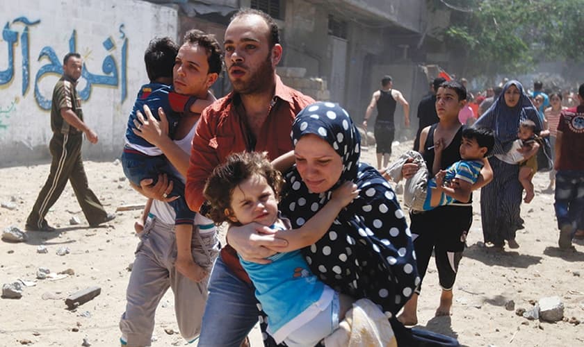 Família foge de vila no Iraque, temendo novos ataques do Estado Islâmico. (Foto: Reuters)