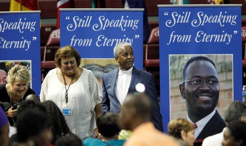 Banners com fotos das vítimas diziam: "Ainda falando na eternidade" e foram colocados no local para a cerimônia. (Foto: Reuters)