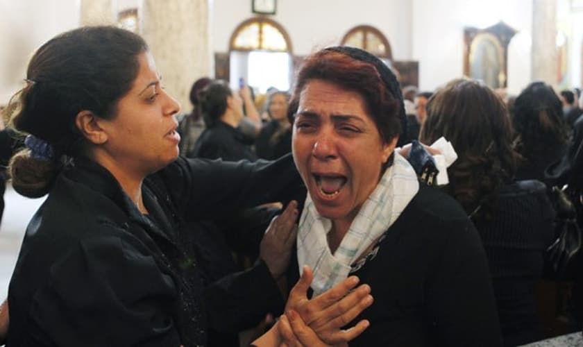 Cristã copta chora durante funeral de vítimas de um ataque no Cairo, em 2011. (Foto: Reuters)