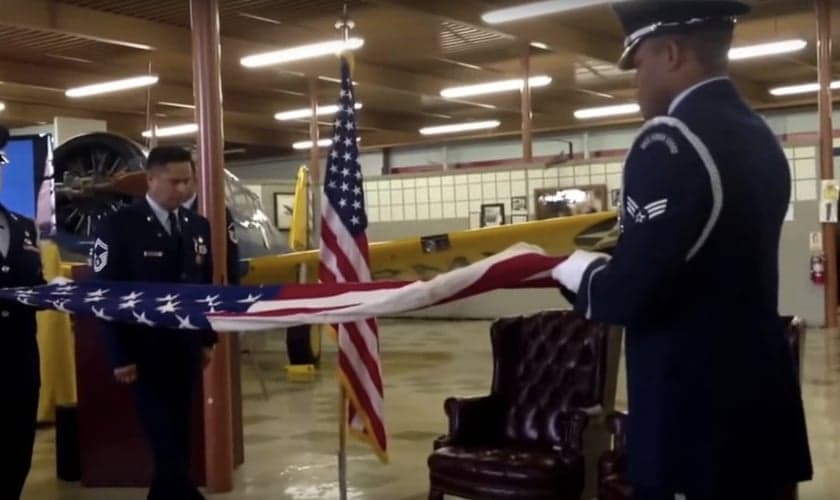Cerimônia de dobra da bandeira. (Foto: jqpublicblog)