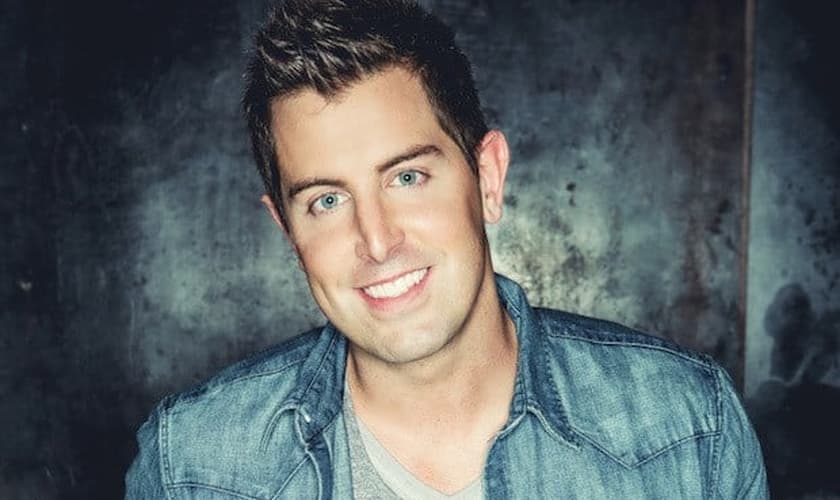 O vídeo que foi lançado em abril promove o single. (Foto: Divulgação).