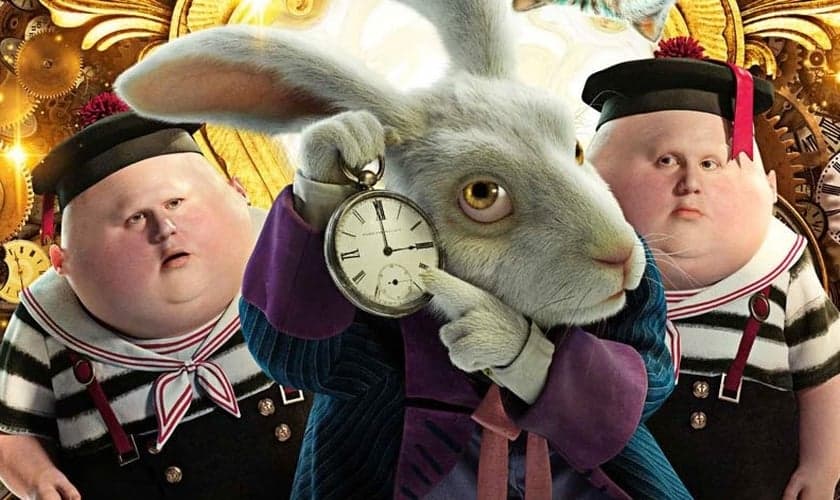 Em cena do filme "Alice através do Espelho", Coelho mostra relógio. (Imagem: Plugou)